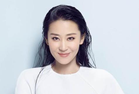 昔日她為“前途”放棄羅晉，如今嫁五十八歲富豪，悄然活成仙女模樣——苗圃的逆向人生